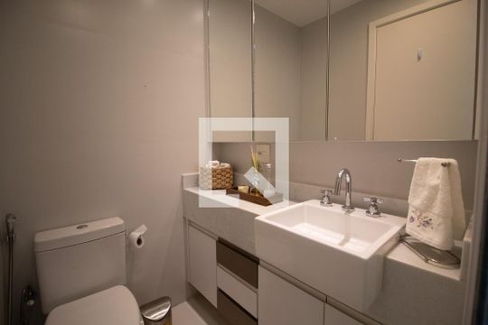 Compra apartamento no Paraíso, 2 quartos, 1 suíte. — Banheiro