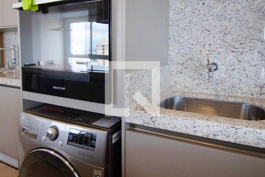 Compra apartamento no Paraíso, 2 quartos, 1 suíte. — Área de Serviço