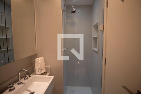 Compra apartamento no Paraíso, 2 quartos, 1 suíte. — Banheiro