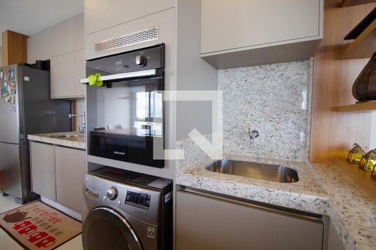 Compra apartamento no Paraíso, 2 quartos, 1 suíte. — Área de Serviço