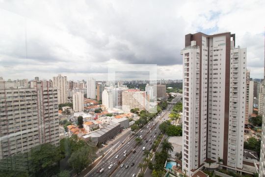 Compra apartamento no Paraíso, 2 quartos, 1 suíte. — Sala