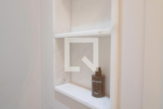Compra apartamento no Paraíso, 2 quartos, 1 suíte. — Banheiro