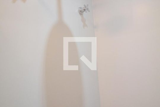 Compra apartamento no Paraíso, 2 quartos, 1 suíte. — Banheiro