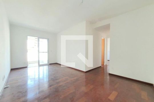 Comprar apartamento mobiliado com 2 quartos, varanda e closet. Churrasqueira, piscina e academia no condomínio. — foto 3