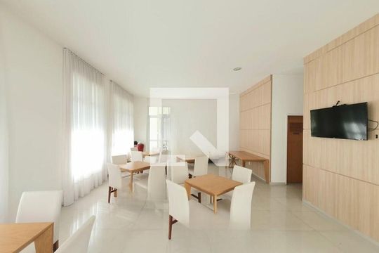 Comprar apartamento mobiliado com 2 quartos, varanda e closet. Churrasqueira, piscina e academia no condomínio. — foto 2