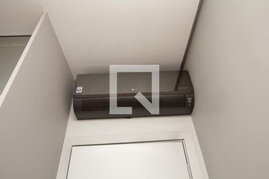Comprar apartamento mobiliado com varanda, 2 quartos, 1 suíte, academia e piscina no condomínio. — Quarto