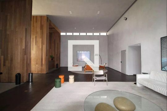 Comprar apartamento mobiliado com varanda, 2 quartos, 1 suíte, academia e piscina no condomínio. — Hall social