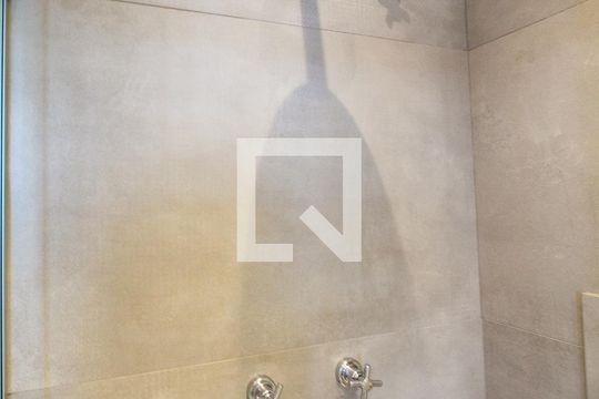 Comprar apartamento mobiliado com varanda, 2 quartos, 1 suíte, academia e piscina no condomínio. — Banheiro