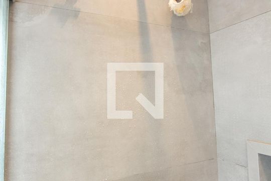Comprar apartamento mobiliado com varanda, 2 quartos, 1 suíte, academia e piscina no condomínio. — Banheiro da Suíte