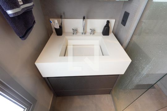 Comprar apartamento mobiliado com varanda, 2 quartos, 1 suíte, academia e piscina no condomínio. — Banheiro da Suíte