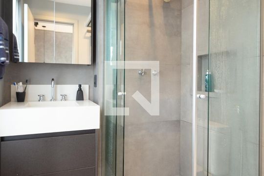 Comprar apartamento mobiliado com varanda, 2 quartos, 1 suíte, academia e piscina no condomínio. — Banheiro da Suíte