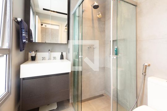 Comprar apartamento mobiliado com varanda, 2 quartos, 1 suíte, academia e piscina no condomínio. — Banheiro da Suíte