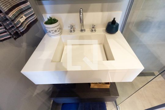 Comprar apartamento mobiliado com varanda, 2 quartos, 1 suíte, academia e piscina no condomínio. — Banheiro