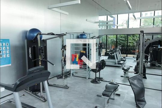 Comprar apartamento mobiliado com varanda, 2 quartos, 1 suíte, academia e piscina no condomínio. — Área comum - Academia