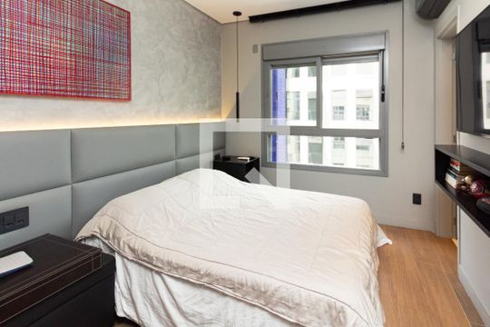 Comprar apartamento mobiliado com varanda, 2 quartos, 1 suíte, academia e piscina no condomínio. — Suíte