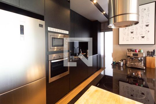 Comprar apartamento mobiliado com varanda, 2 quartos, 1 suíte, academia e piscina no condomínio. — Cozinha