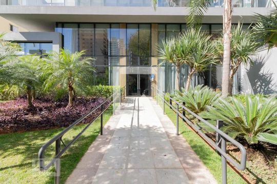 Comprar apartamento mobiliado com varanda, 2 quartos, 1 suíte, academia e piscina no condomínio. — Área comum