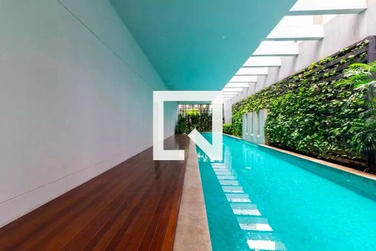 Comprar apartamento mobiliado com varanda, 2 quartos, 1 suíte, academia e piscina no condomínio. — Área comum - Piscina