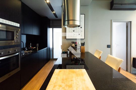 Comprar apartamento mobiliado com varanda, 2 quartos, 1 suíte, academia e piscina no condomínio. — Cozinha