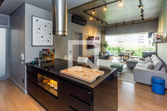 Comprar apartamento mobiliado com varanda, 2 quartos, 1 suíte, academia e piscina no condomínio. — Sala