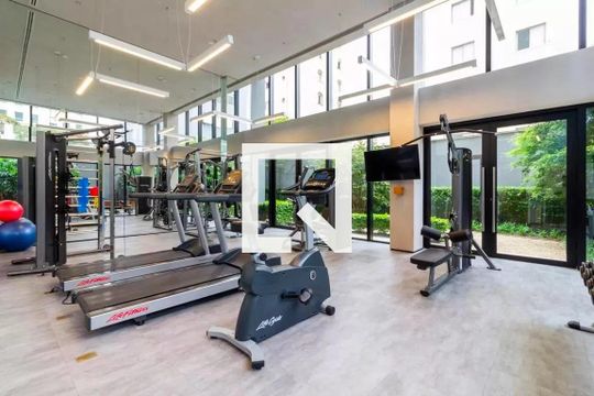 Comprar apartamento mobiliado com varanda, 2 quartos, 1 suíte, academia e piscina no condomínio. — Área comum - Academia