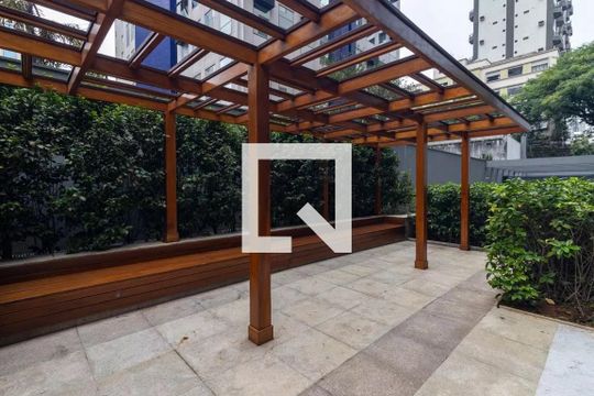 Comprar apartamento mobiliado com varanda, 2 quartos, 1 suíte, academia e piscina no condomínio. — Área comum