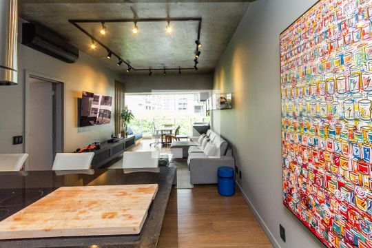 Comprar apartamento mobiliado com varanda, 2 quartos, 1 suíte, academia e piscina no condomínio. — Sala