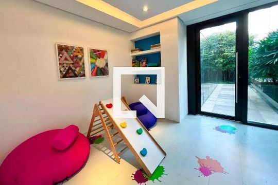 Comprar apartamento mobiliado com varanda, 2 quartos, 1 suíte, academia e piscina no condomínio. — Brinquedoteca