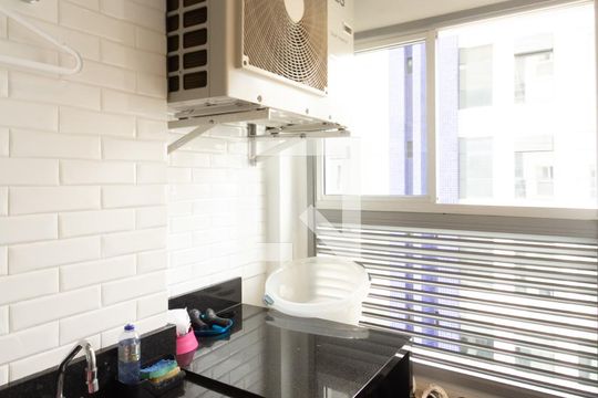 Comprar apartamento mobiliado com varanda, 2 quartos, 1 suíte, academia e piscina no condomínio. — Área de Serviço