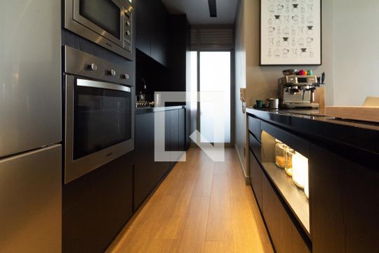 Comprar apartamento mobiliado com varanda, 2 quartos, 1 suíte, academia e piscina no condomínio. — Cozinha