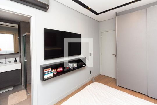 Comprar apartamento mobiliado com varanda, 2 quartos, 1 suíte, academia e piscina no condomínio. — Suíte