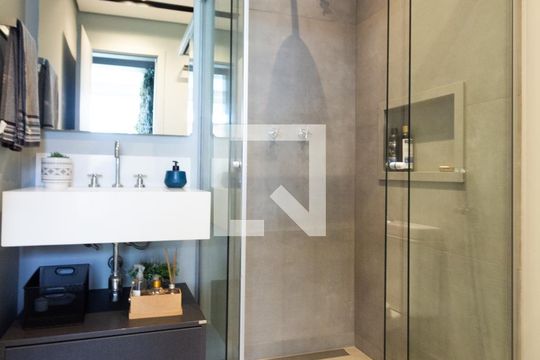 Comprar apartamento mobiliado com varanda, 2 quartos, 1 suíte, academia e piscina no condomínio. — Banheiro