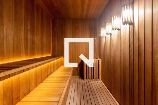 Comprar apartamento mobiliado com varanda, 2 quartos, 1 suíte, academia e piscina no condomínio. — Sauna