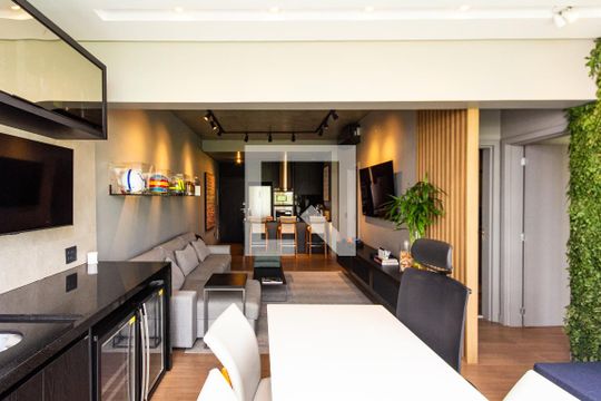 Comprar apartamento mobiliado com varanda, 2 quartos, 1 suíte, academia e piscina no condomínio. — Sala