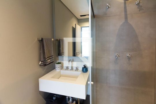 Comprar apartamento mobiliado com varanda, 2 quartos, 1 suíte, academia e piscina no condomínio. — Banheiro