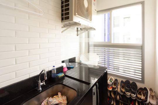 Comprar apartamento mobiliado com varanda, 2 quartos, 1 suíte, academia e piscina no condomínio. — Área de Serviço
