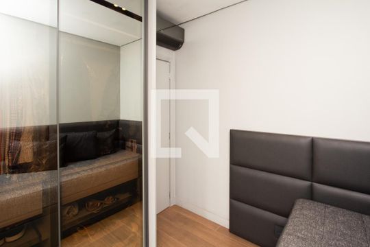 Comprar apartamento mobiliado com varanda, 2 quartos, 1 suíte, academia e piscina no condomínio. — Quarto