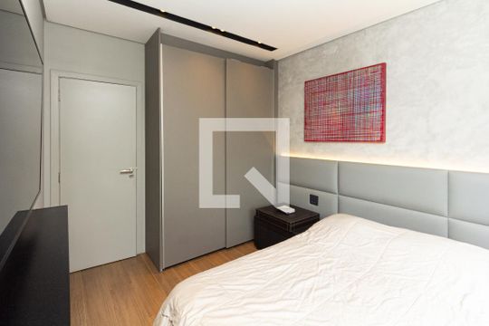 Comprar apartamento mobiliado com varanda, 2 quartos, 1 suíte, academia e piscina no condomínio. — Suíte