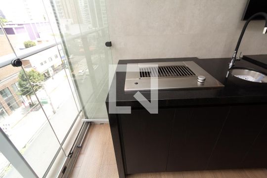 Comprar apartamento mobiliado com varanda, 2 quartos, 1 suíte, academia e piscina no condomínio. — Sala