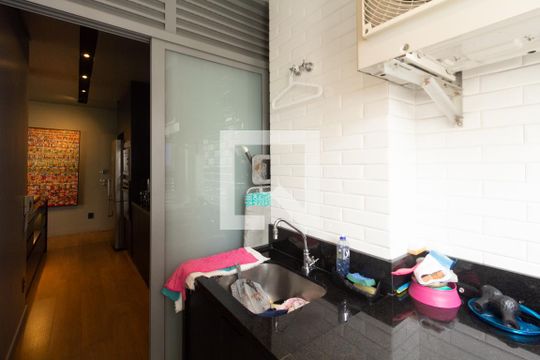 Comprar apartamento mobiliado com varanda, 2 quartos, 1 suíte, academia e piscina no condomínio. — Área de Serviço