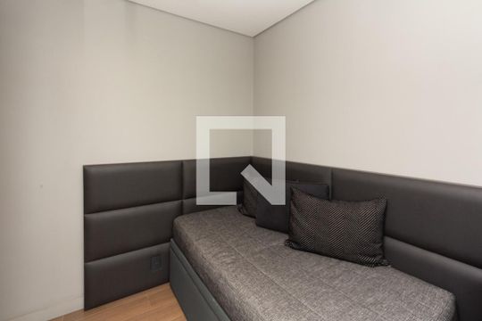 Comprar apartamento mobiliado com varanda, 2 quartos, 1 suíte, academia e piscina no condomínio. — Quarto