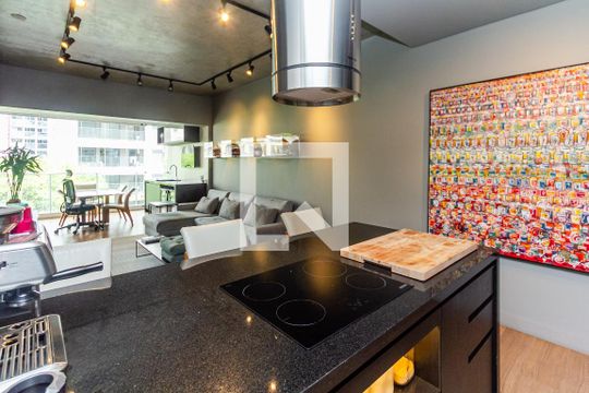 Comprar apartamento mobiliado com varanda, 2 quartos, 1 suíte, academia e piscina no condomínio. — Cozinha