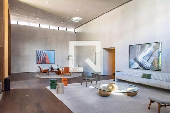 Comprar apartamento mobiliado com varanda, 2 quartos, 1 suíte, academia e piscina no condomínio. — Hall social