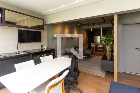 Comprar apartamento mobiliado com varanda, 2 quartos, 1 suíte, academia e piscina no condomínio. — Sala