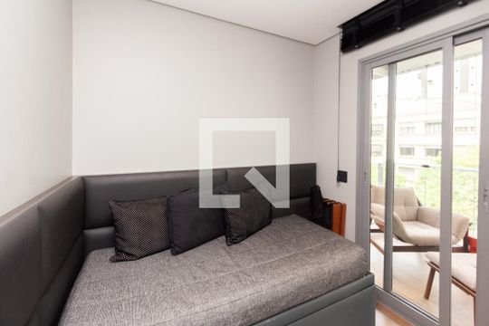 Comprar apartamento mobiliado com varanda, 2 quartos, 1 suíte, academia e piscina no condomínio. — Quarto