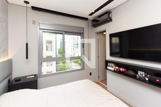 Comprar apartamento mobiliado com varanda, 2 quartos, 1 suíte, academia e piscina no condomínio. — Suíte