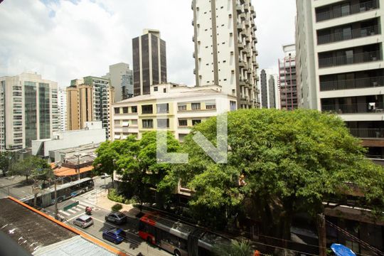 Comprar apartamento mobiliado com varanda, 2 quartos, 1 suíte, academia e piscina no condomínio. — Vista