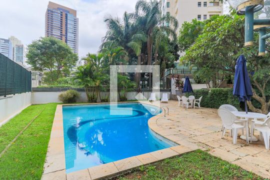 Apartamento mobiliado no Brooklin com 4 suítes e varanda, ideal para comprar. — Área Comum - Piscina