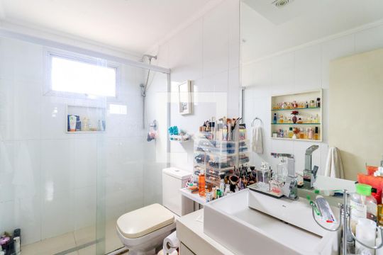 Apartamento mobiliado no Brooklin com 4 suítes e varanda, ideal para comprar. — Banheiro da Suíte 1