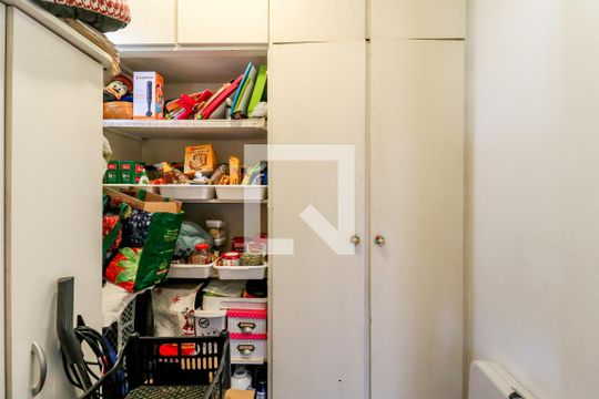 Apartamento mobiliado no Brooklin com 4 suítes e varanda, ideal para comprar. — Despensa